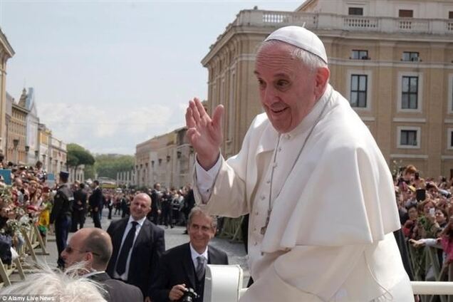 В Вербное воскресенье Папа Римский делал 'селфи' с верующими