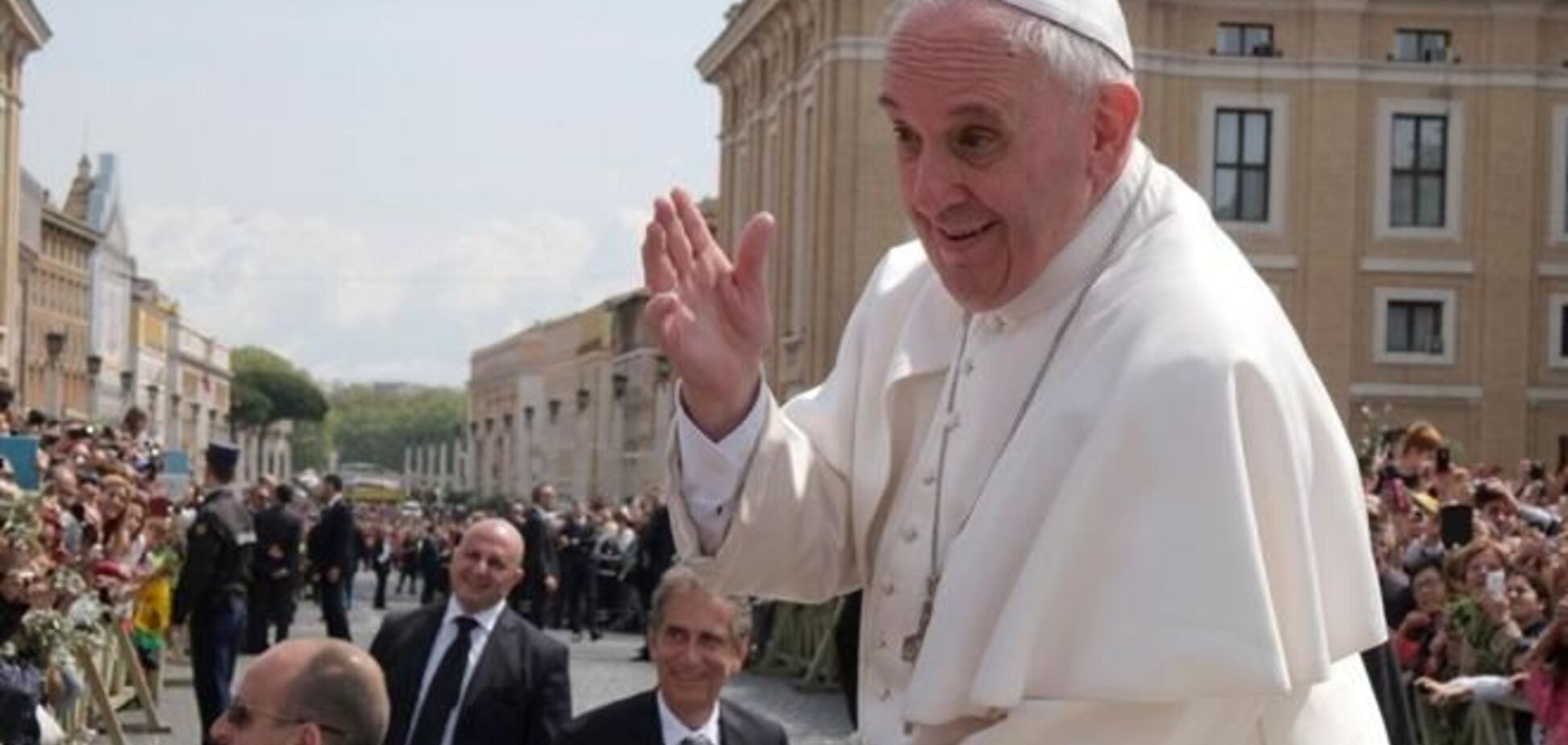 В Вербное воскресенье Папа Римский делал 'селфи' с верующими