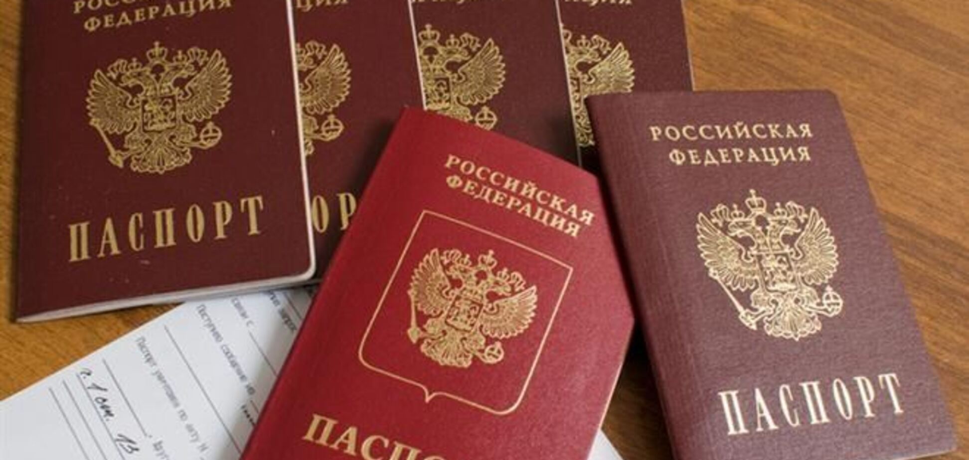 В Луганскую область завозят коробки с бланками российских паспортов - источник