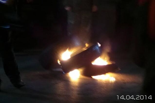 Самооборона Майдану розділилася біля стін ВР: одні палять шини, інші їх гасять