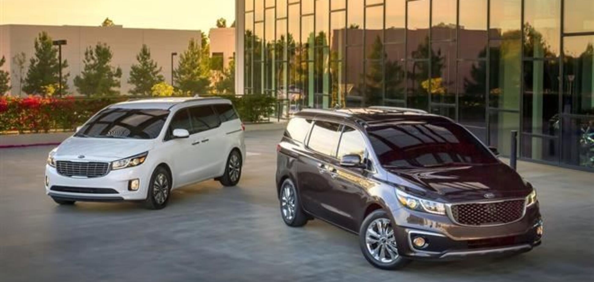 Свет увидел новый минивэн Kia Sedona: кореец оказался большим американцем