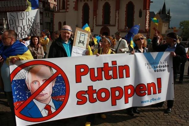 'Stop Adolf Putin': украинцы диаспоры поддержали Украину