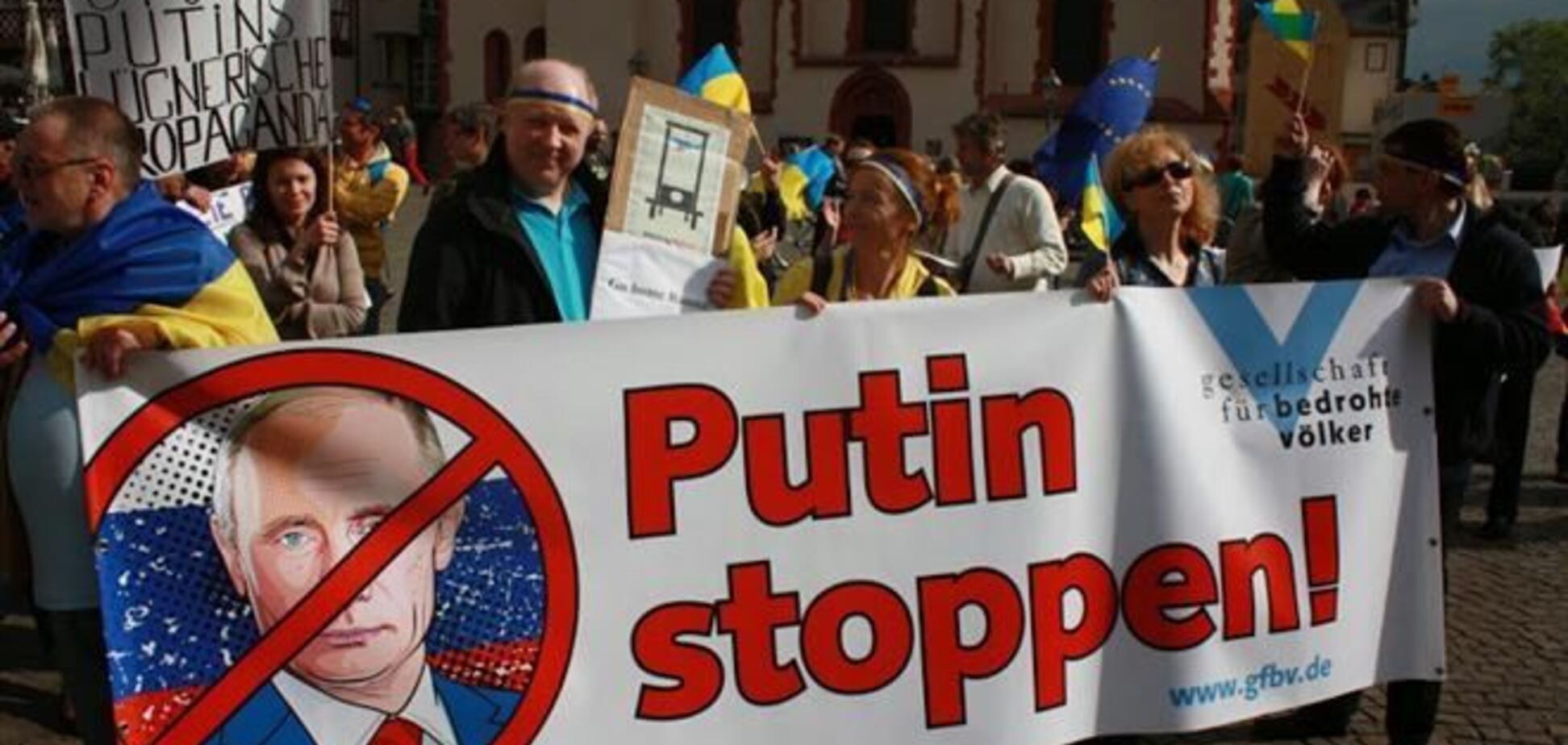 'Stop Adolf Putin': украинцы диаспоры поддержали Украину
