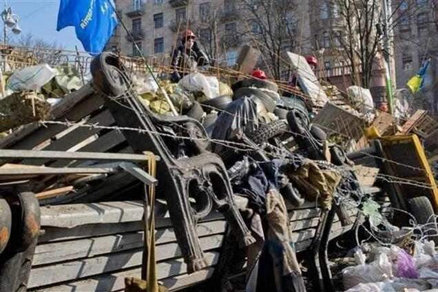 Майдановцы решили разобрать баррикаду на Институтской