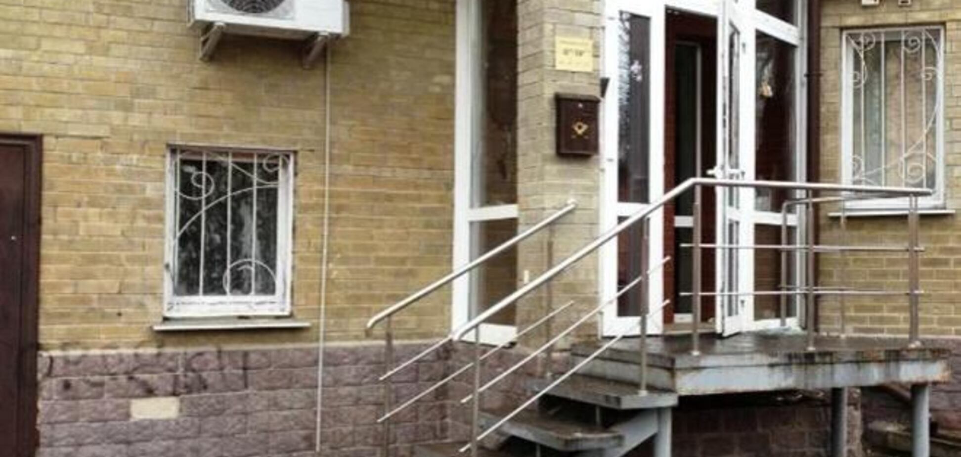 У Чернігові розгромили фасад консульства Росії 