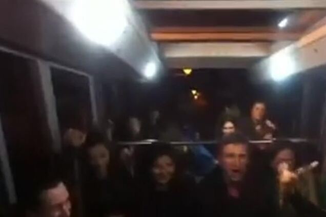  Грузины в вагоне тбилисского фуникулера спели гимн Украины