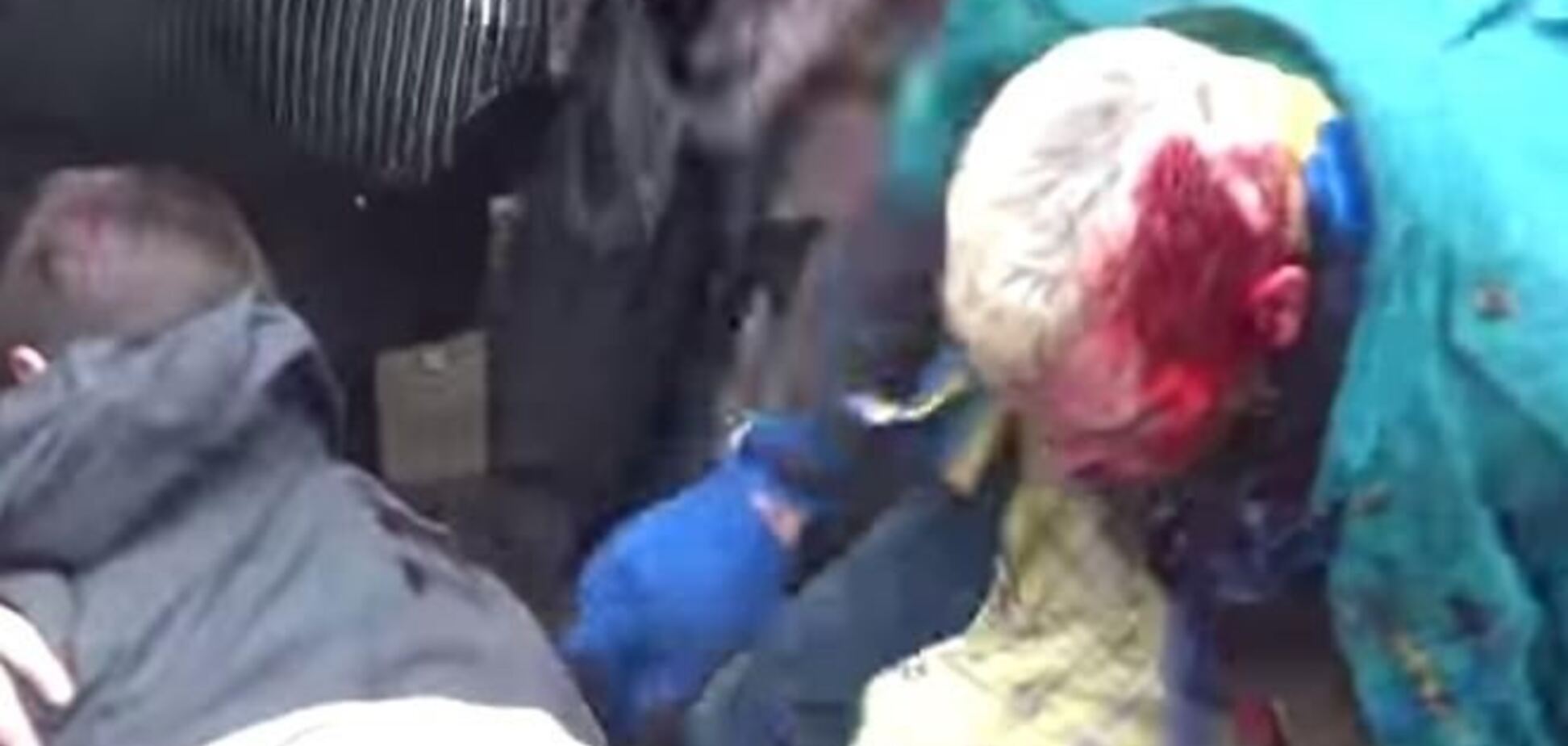 В Харькове врач била окровавленных людей ногами. Видеофакт