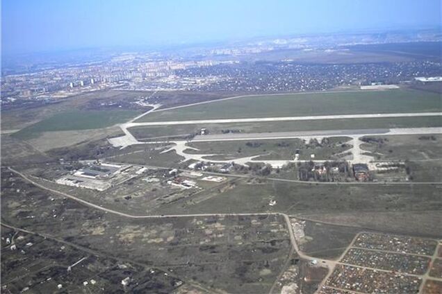 АТО на аеродромі в Краматорську: сепаратисти кидають каміння, військові стріляють у повітря