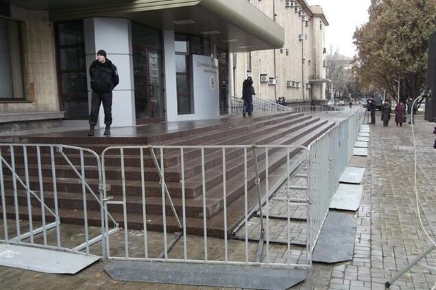 Неизвестные вооруженные люди вошли в здание Донецкого горсовета