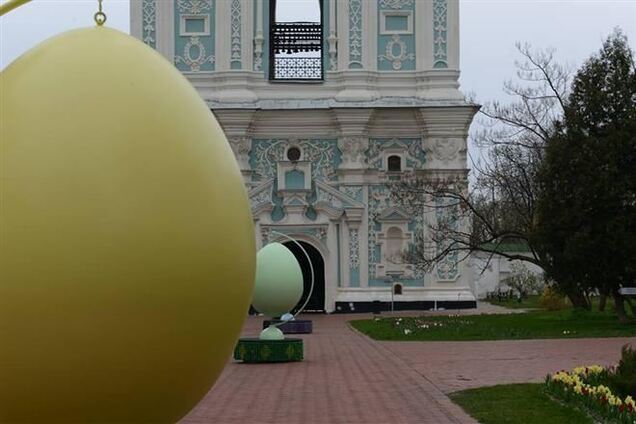 Софию Киевскую украсили гигантскими и миниатюрными писанками