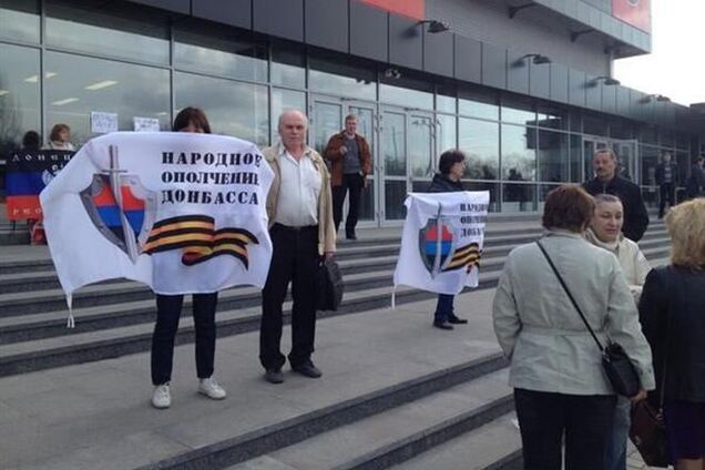 Сторонники 'Донецкой республики' пикетируют съезд Партии регионов