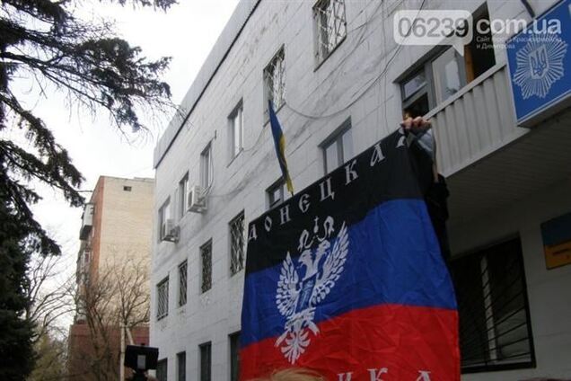 Над горотделом милиции Красноармейска вывесили флаг 'Донецкой республики'
