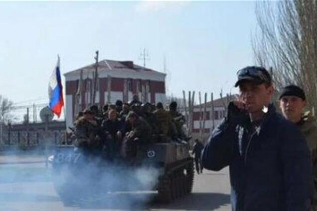 По Краматорску проехала колонна бронетехники с российскими флагами