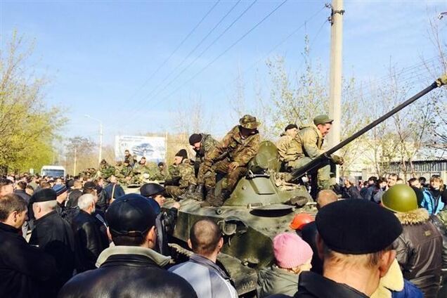 Жители Краматорска заблокировали движение военной техники