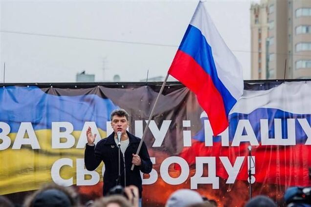 Нємцов: Путін коли-небудь подавиться