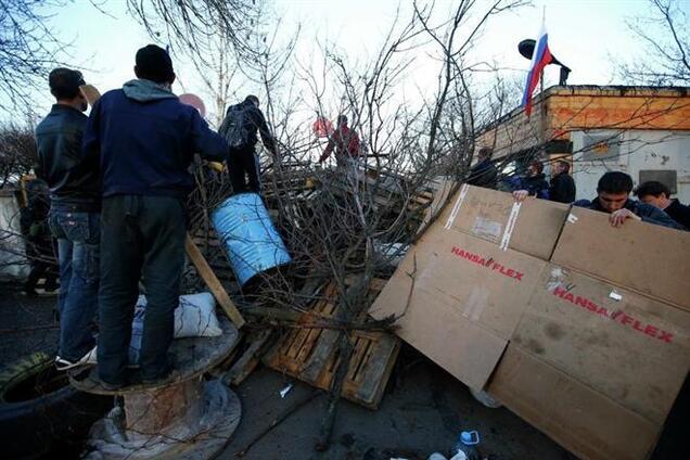 В Краматорске сепаратисты жгут баррикады из покрышек и отступают