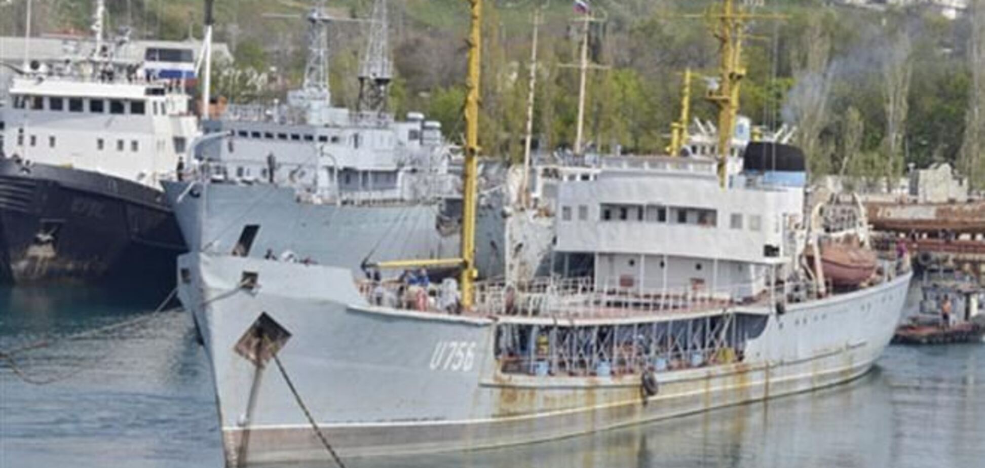 Із Севастополя вивели ще два українських судна