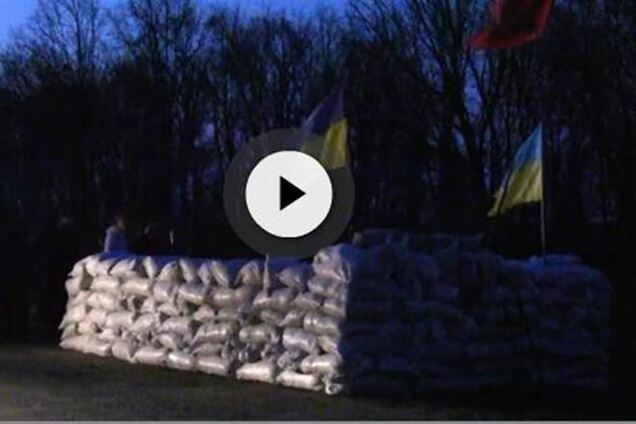 На въездах в Сумы строят блокпосты. Видеофакт