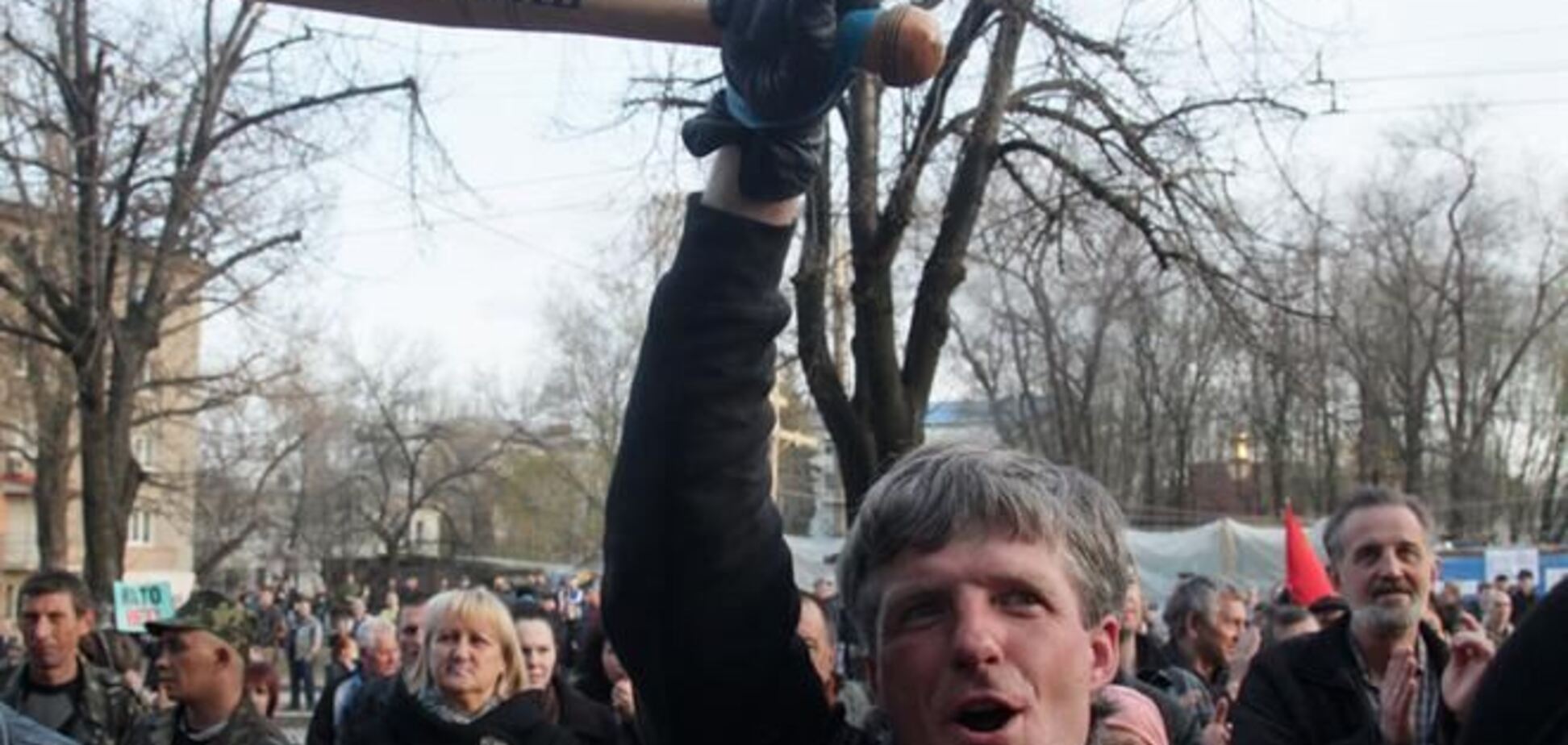 Террористы устанавливают свое оборудование на захваченной в Краматорске телевышке