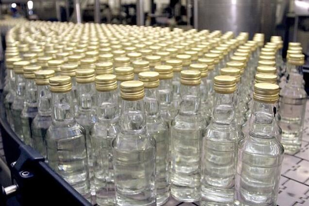 До середины мая теневой рынок нелегальной водки и сигарет должны ликвидировать