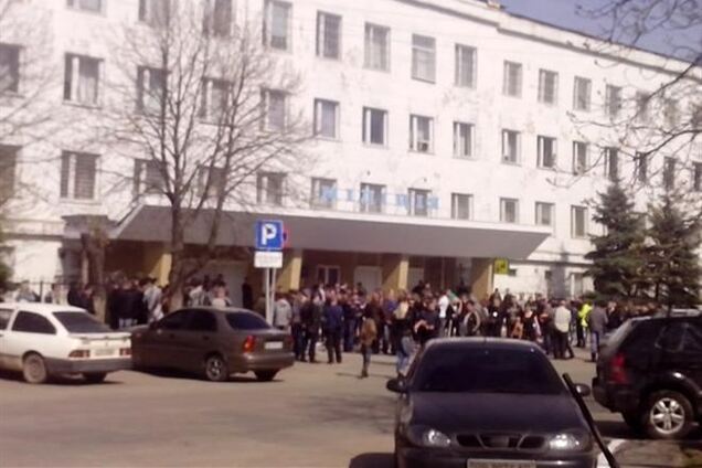 Сепаратисты начали штурмовать Стахановский горотдел милиции