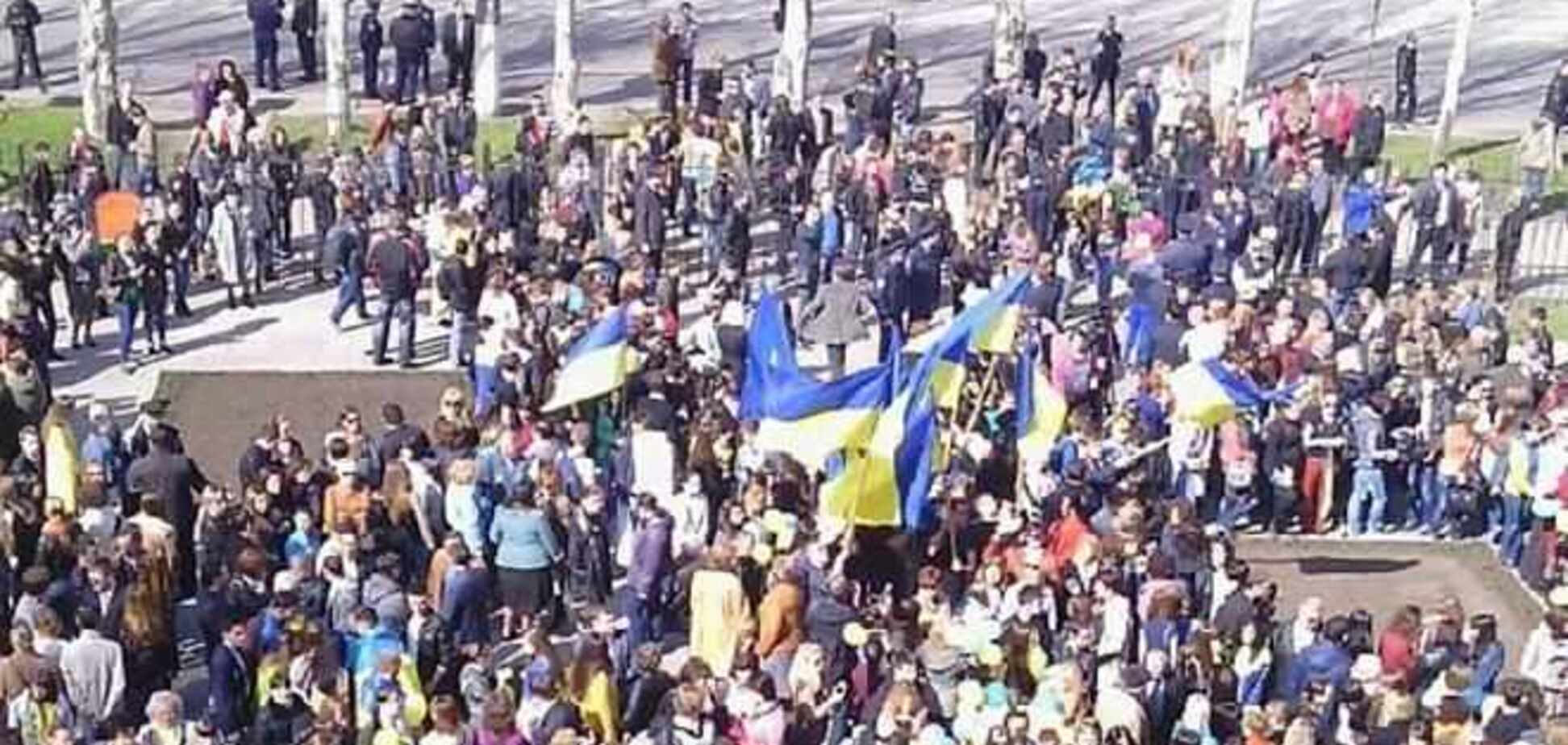 В Луганске недалеко от захваченного СБУ проходит митинг за единую Украину
