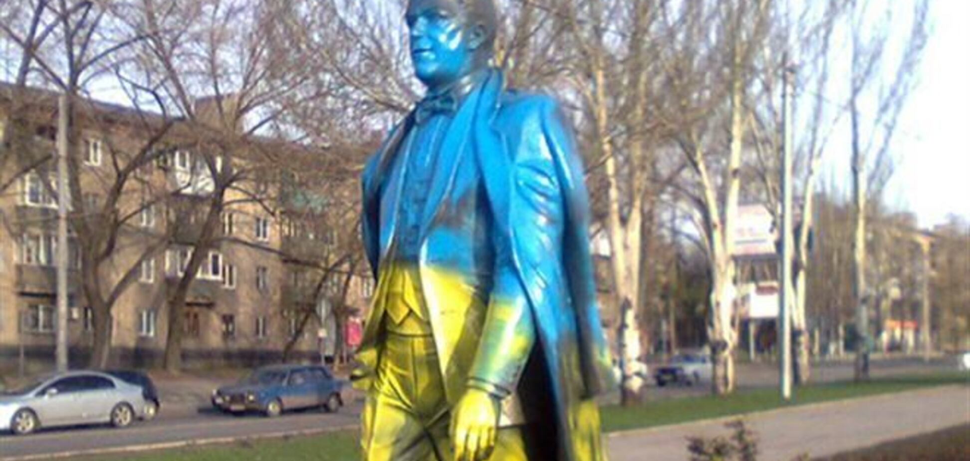 У Донецьку пам'ятник Кобзону став синьо-жовтим, в Луганську - Ленін