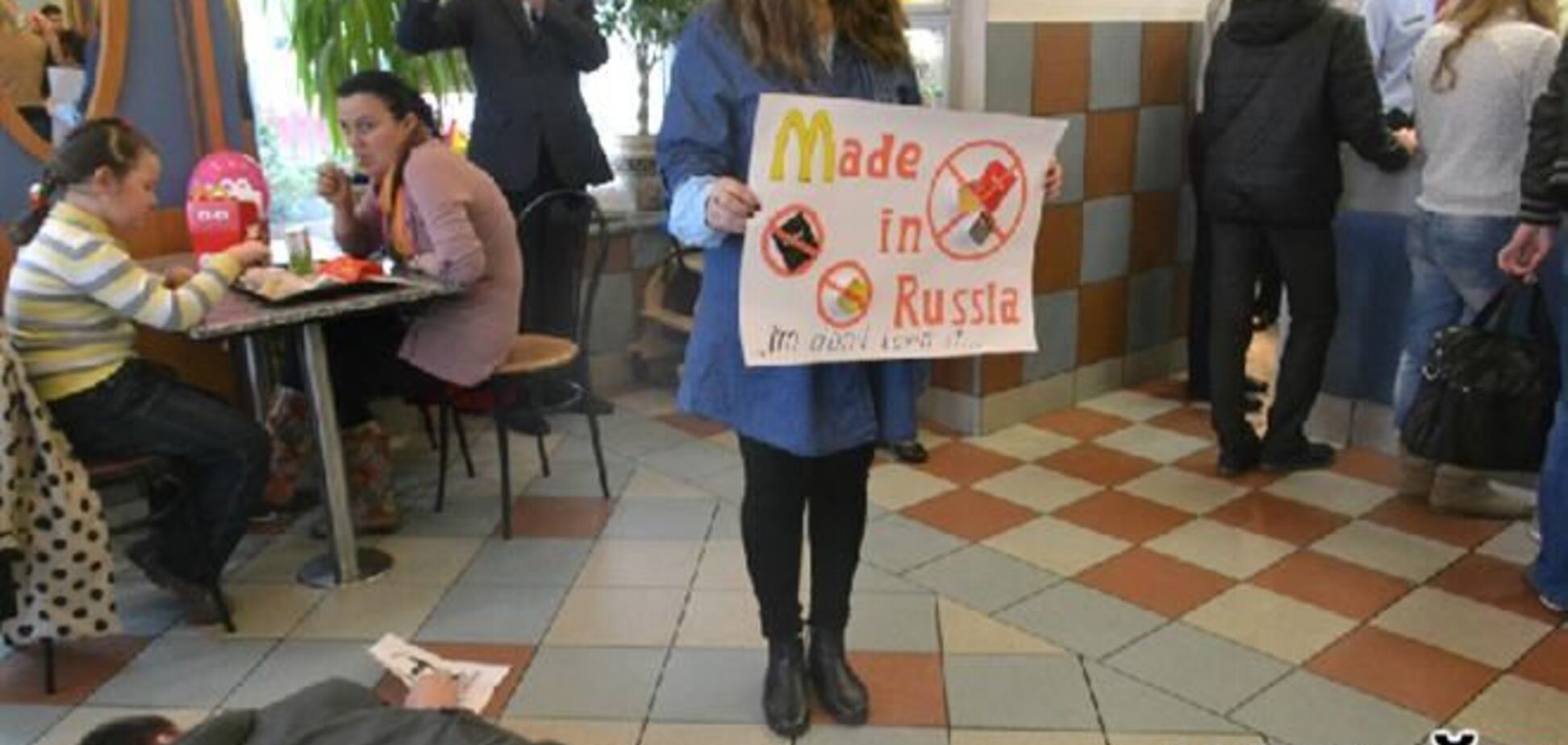 В киевском 'МакДональдсе' устроили флешмоб: требовали не продавать российский чай