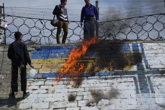 В Севастополе байкеры выжигают украинские флаги, называя их 'нечистью'