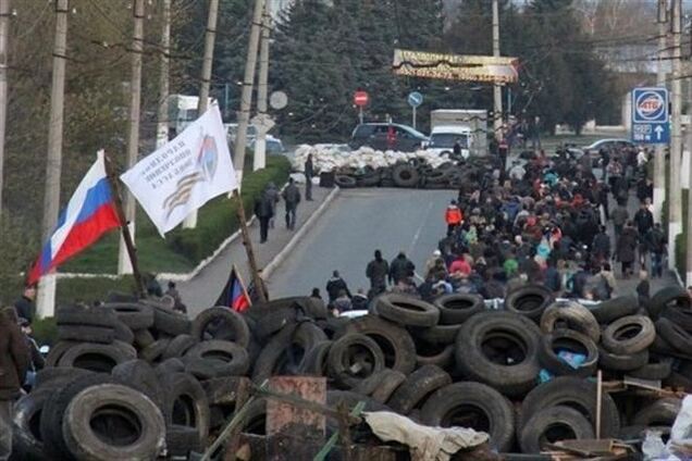 В Краматорске неизвестные пытались разобрать баррикады возле горсовета