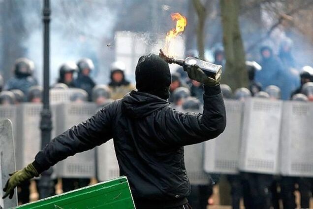 В Житомире 'Правый сектор' сдал в СБУ 21 ящик с 'коктейлями Молотова'