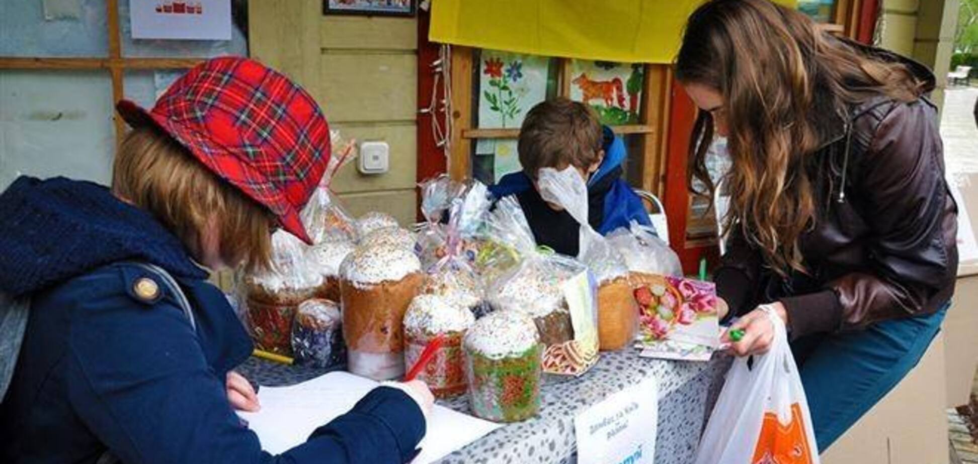 Кияни зібрали паски для жителів Донецька і Луганська