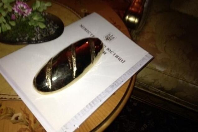 Янукович о золотом батоне: может, он где-то и был, но не в моем доме