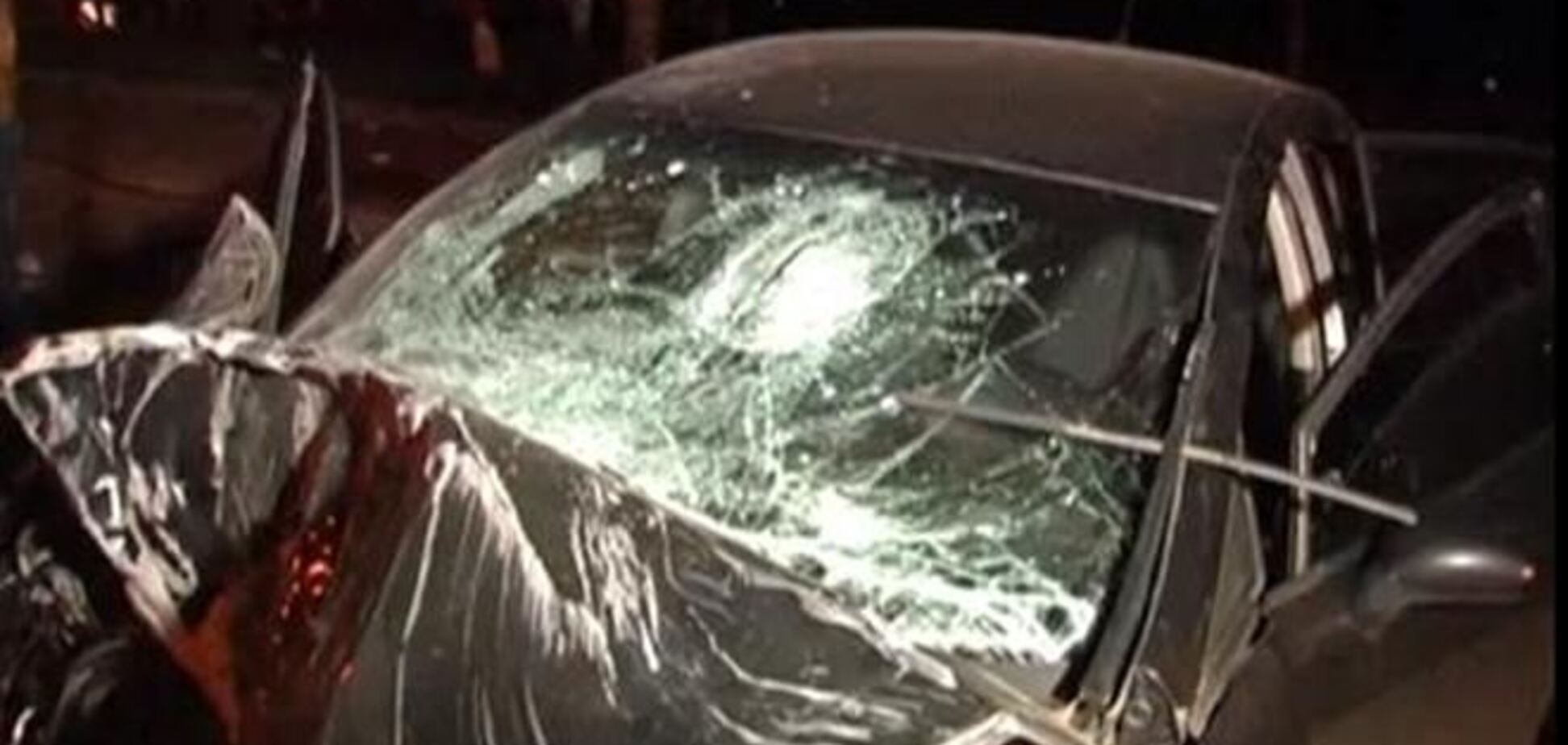 ДТП в Киеве: иномарка снесла железобетонную опору уличного фонаря