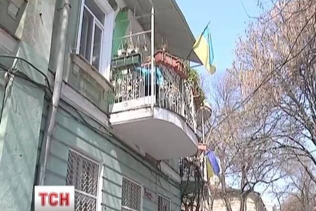 Одесситка, защищая флаги Украины, забросала русофилов горшками с цветами