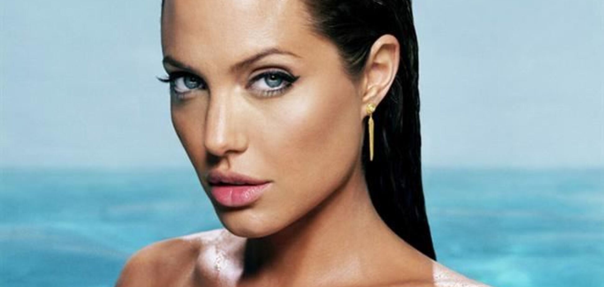 Отфотошопленная Анджелина Джоли в прозрачном купальнике