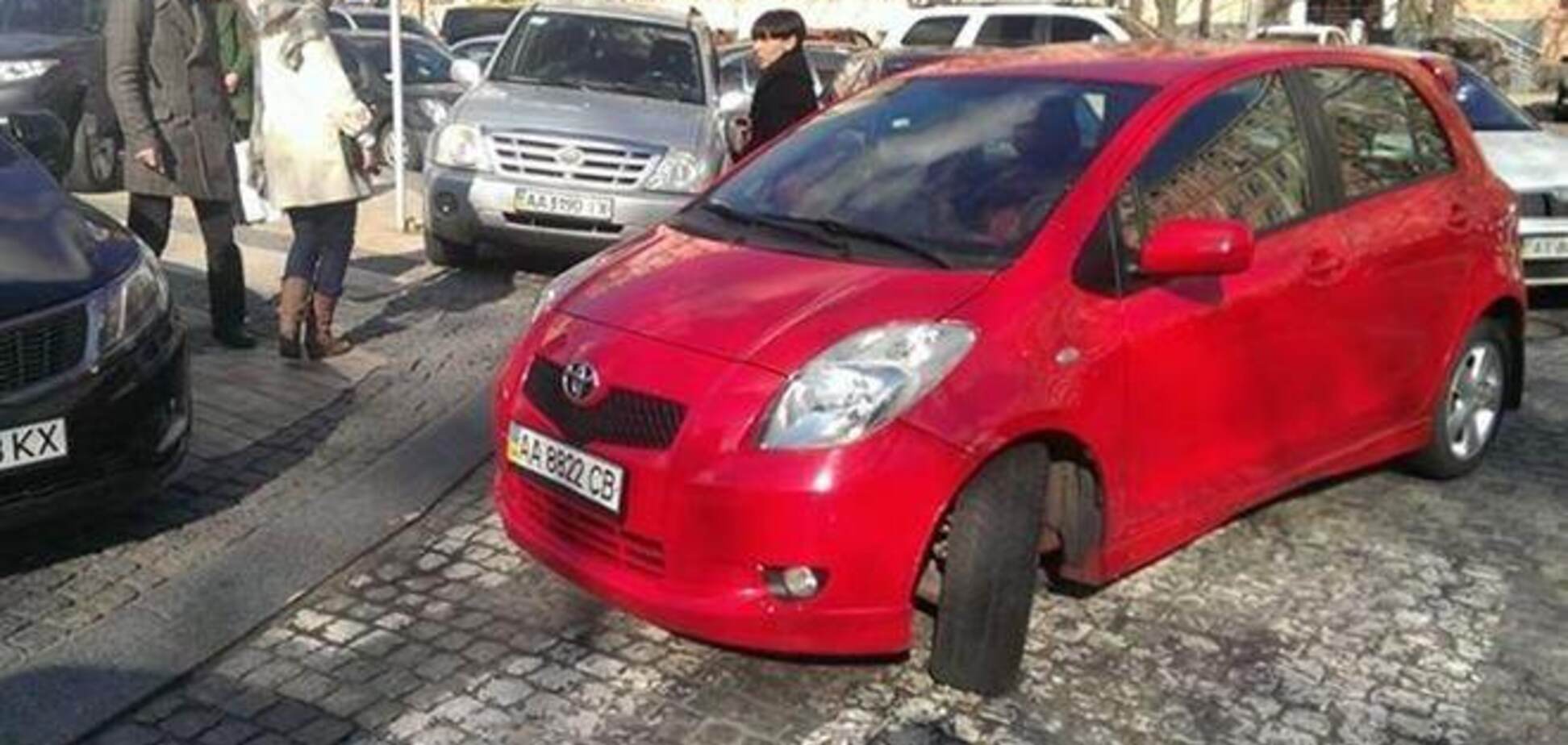 Возмущенные киевляне 'передают привет' водителю, который паркуется на зебре