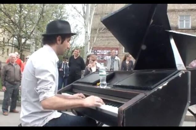 В Донецке германский пианист сыграл перед захваченной ОГА в поддержку мира