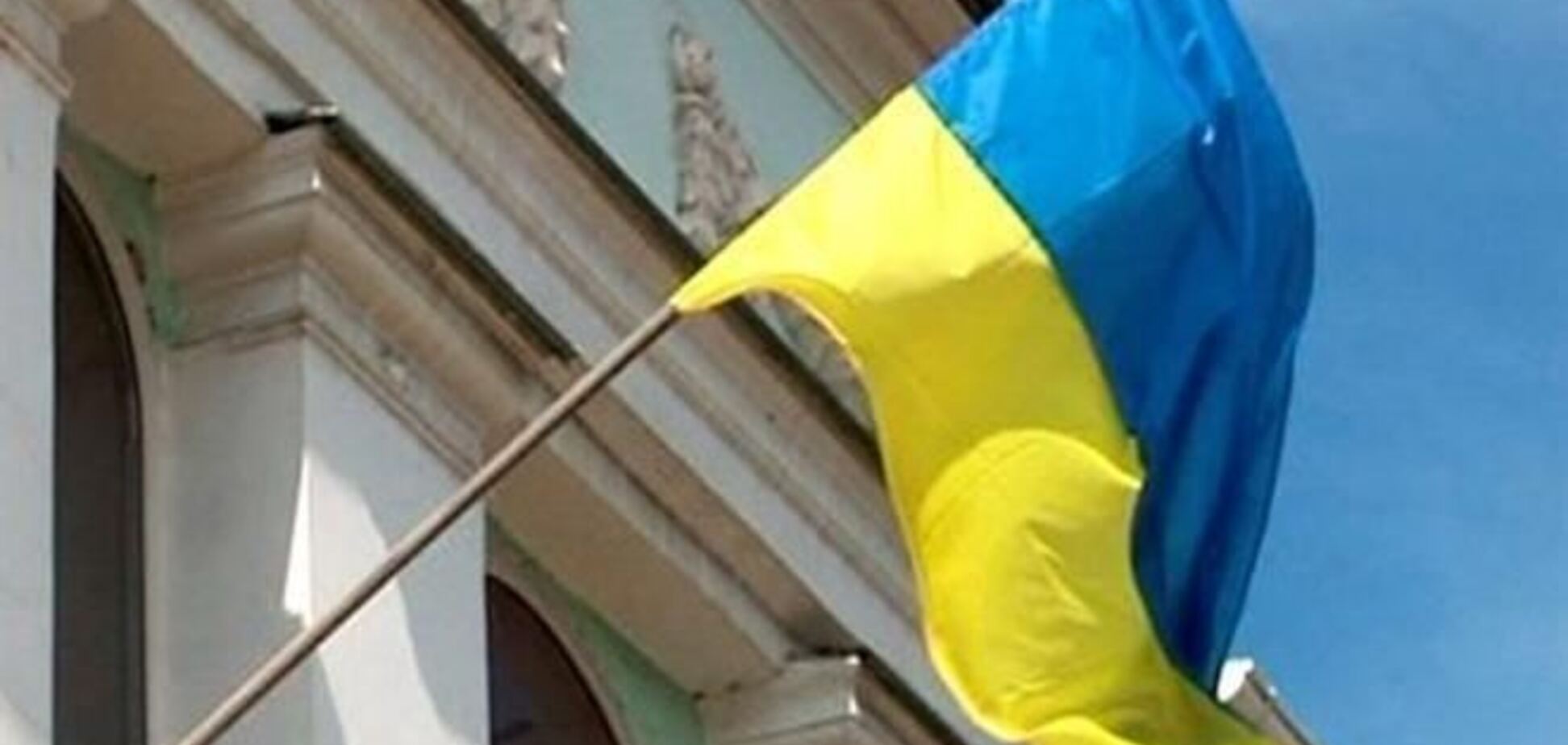 Знімати прапор України з будівлі Меджлісу приїхав цілий автобус бойовиків