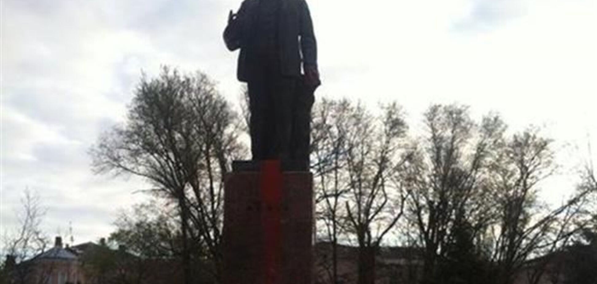 В Бердянске ко дню рождения 'вождя' неизвестные написали на памятнике Ленину 'кат'