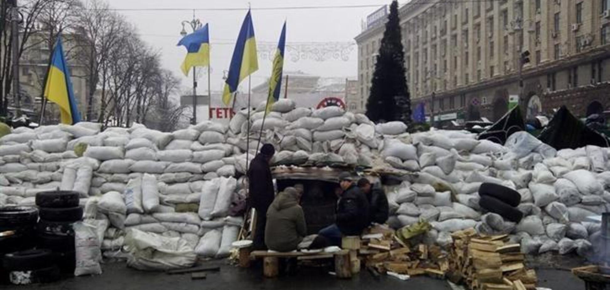 На Майдані зі скандалом розібрали частину барикад