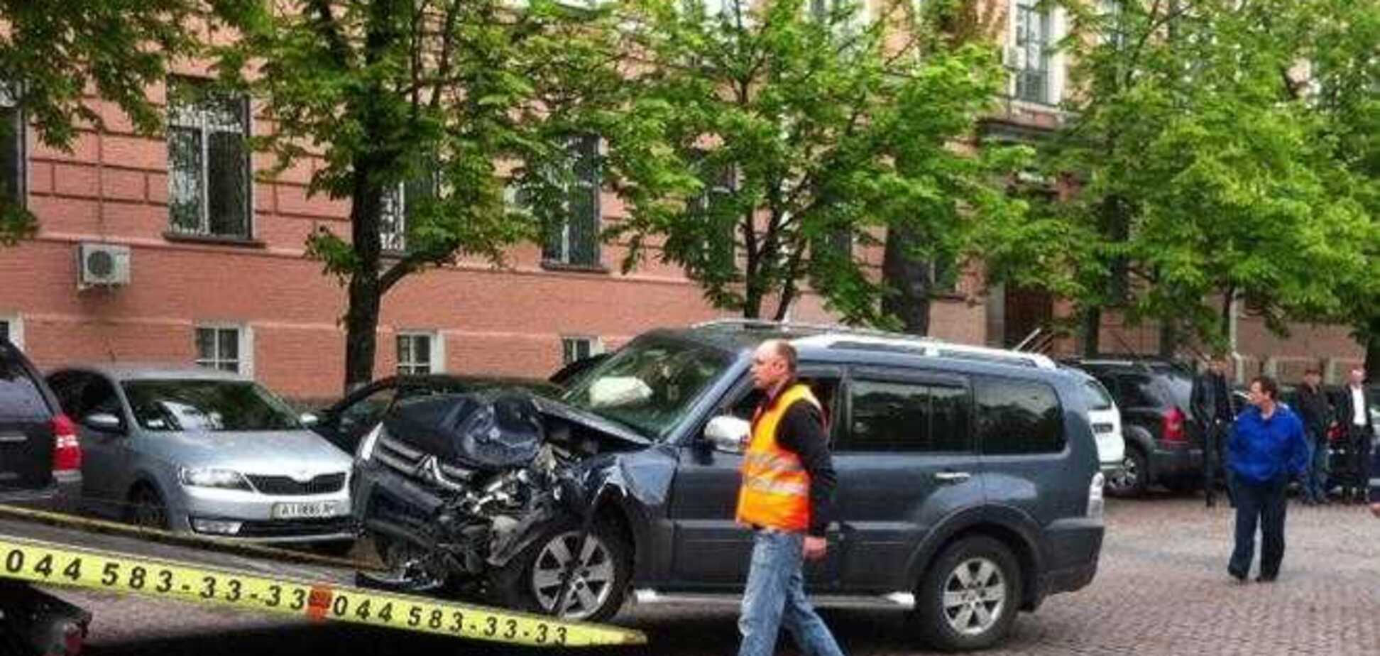 В Киеве внедорожник врезался в авто СБУ