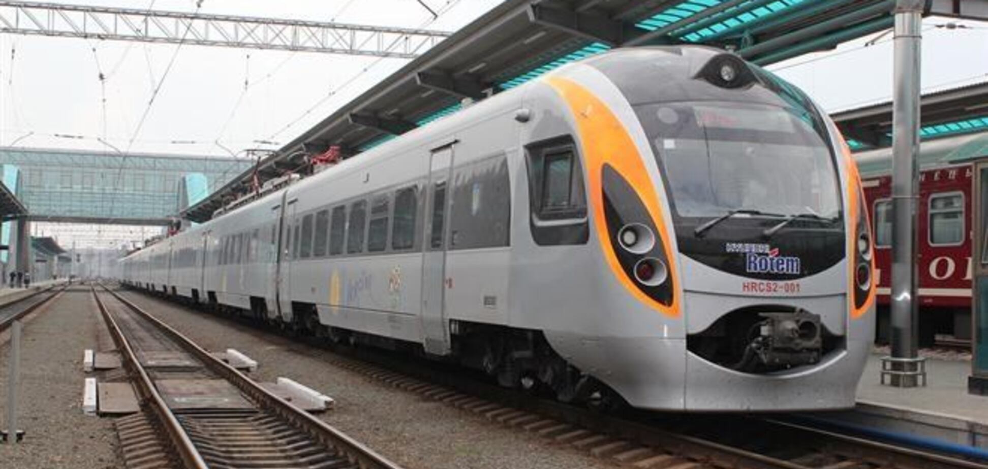 Сепаратисты в поисках 'Правого сектора' остановили поезд 'Интерсити'