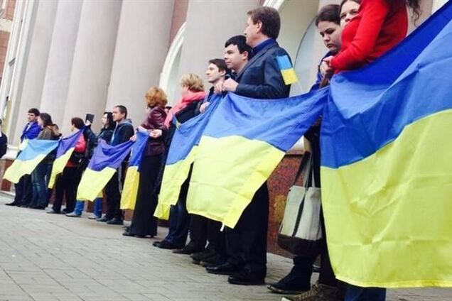 Полсотни жителей Донецка встали на защиту флага Украины