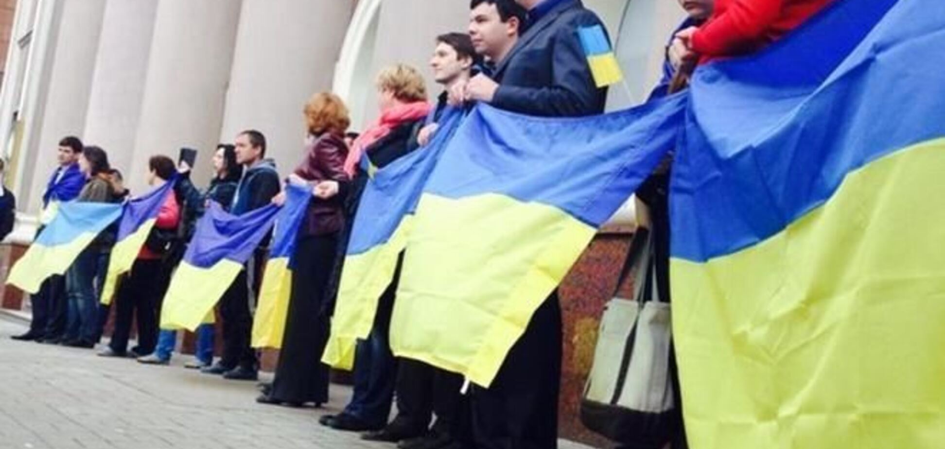 Полсотни жителей Донецка встали на защиту флага Украины
