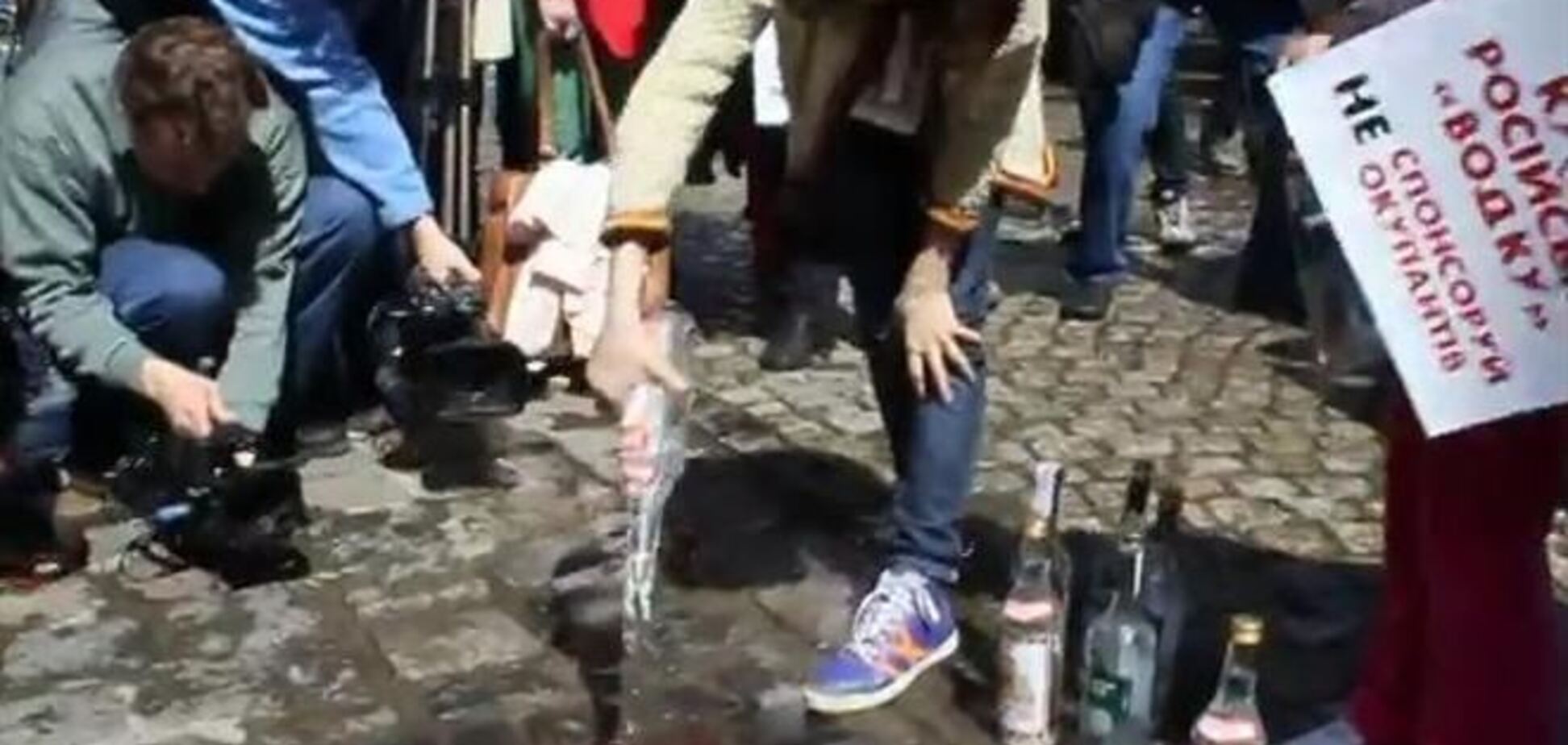 Во Львове жители вылили русскую водку в канализацию