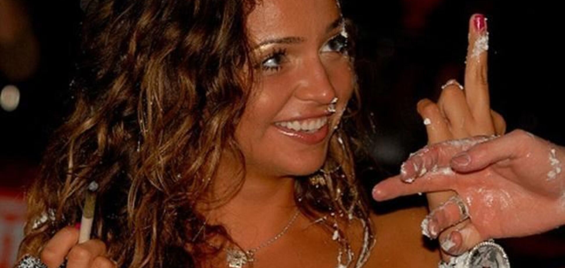 Внучка экс-премьера Украины фотографируется в общественных туалетах