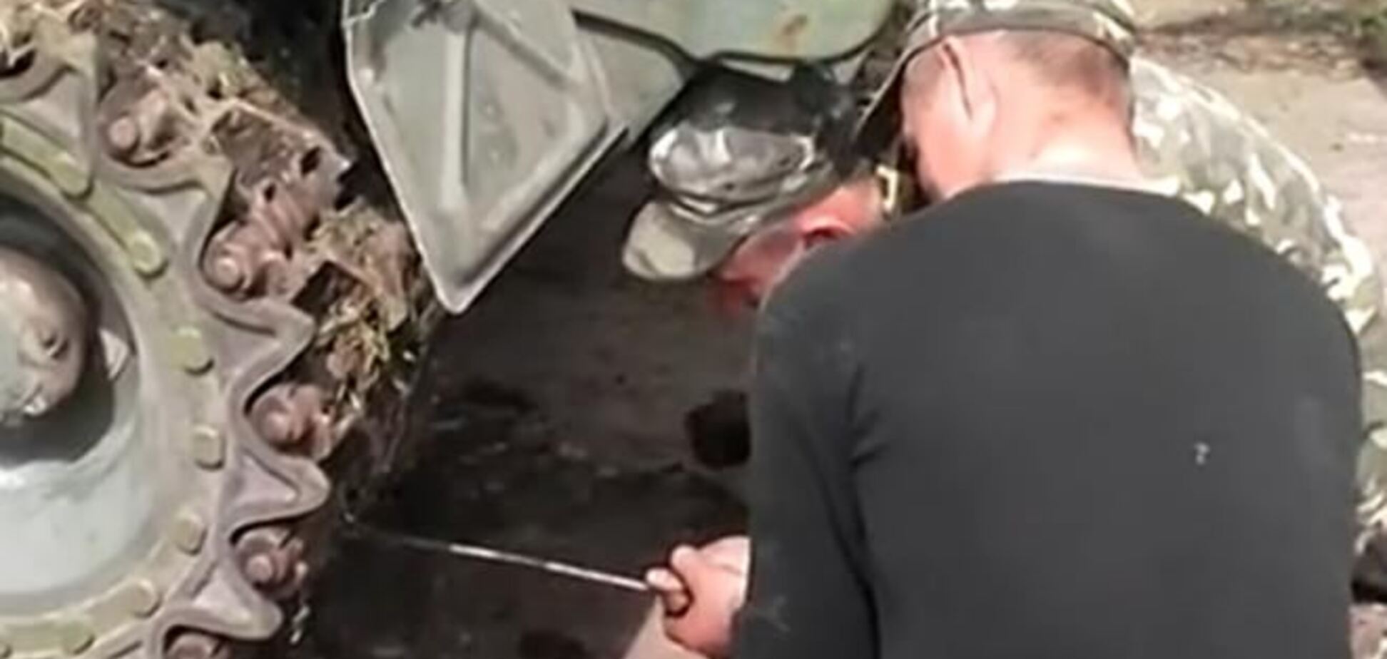 Жители запорожских сел помогают военным ремонтом техники