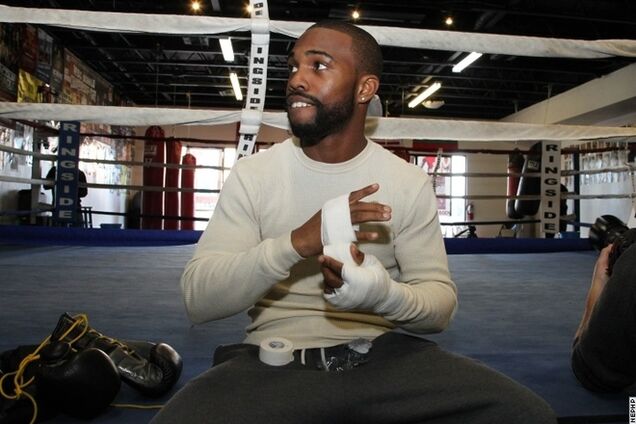 Американский боксер Рассел планирует нокаутировать Ломаченко