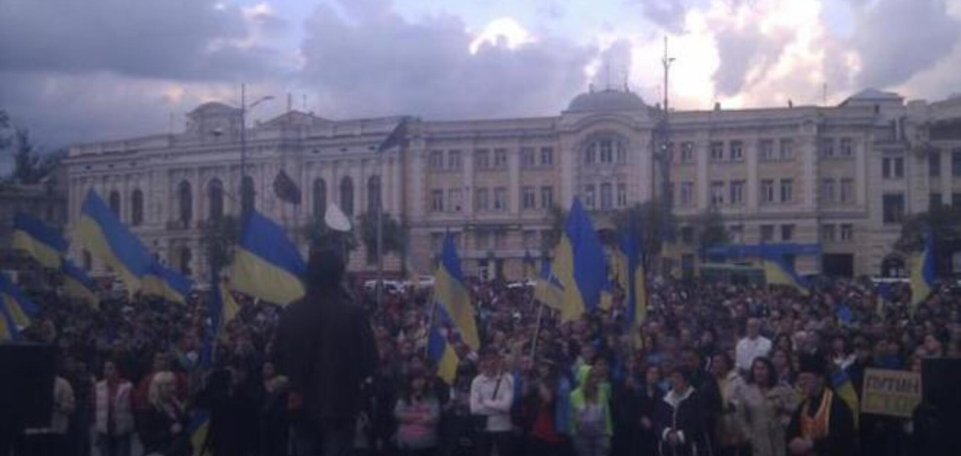 Несколько тысяч харьковчан вышли на народное вече-молебен 'За единую Украину'